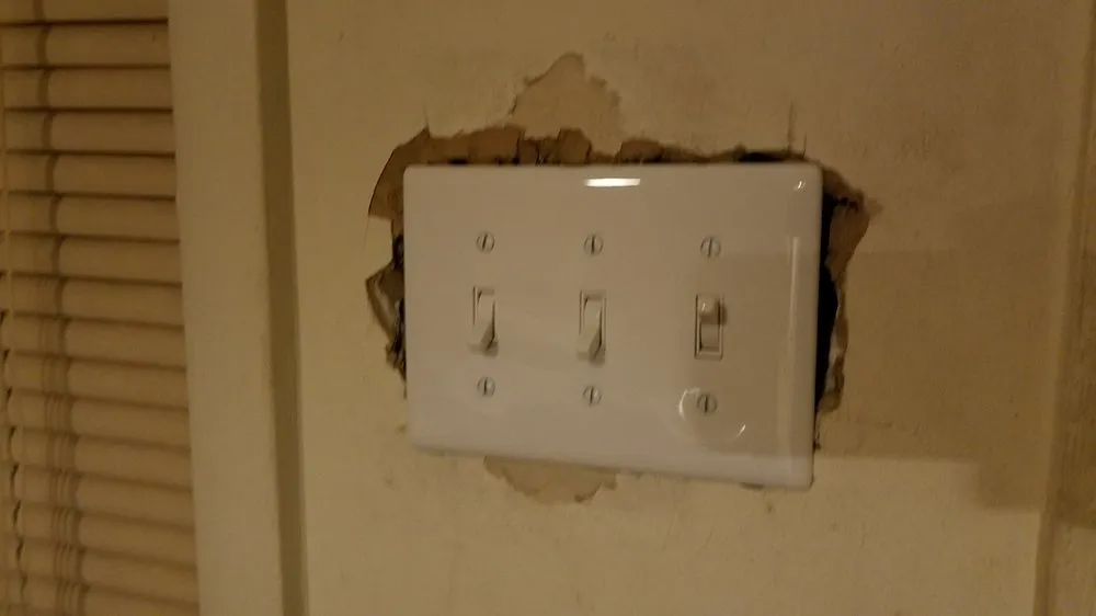 Affordable electrician providing emergency electrical service in , 