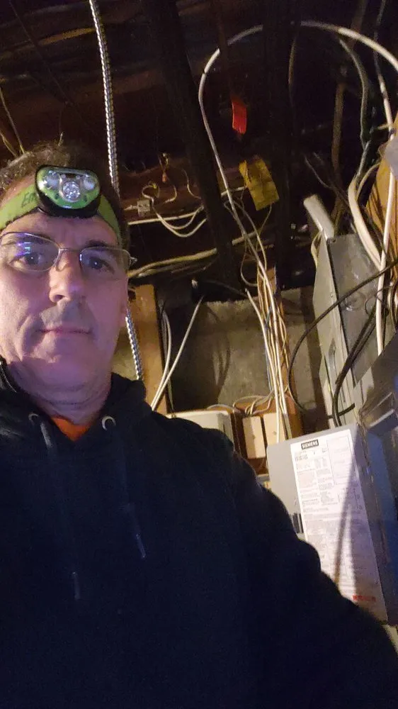 Certified electrician providing electrical repair in , 