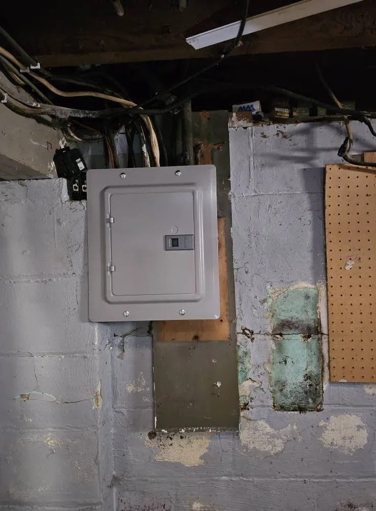 Reliable circuit breaker repair in Illinois City, IL by X Electric