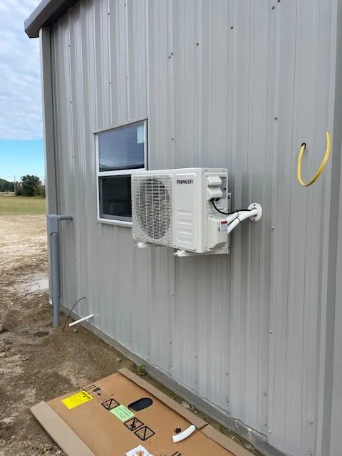 Emergency electrician providing circuit breaker repair in ,