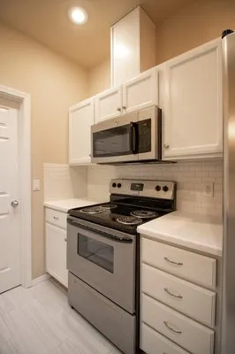 Yellow van Handyman Logo