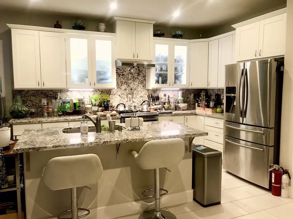 Licensed electrician providing electrical repair in , 