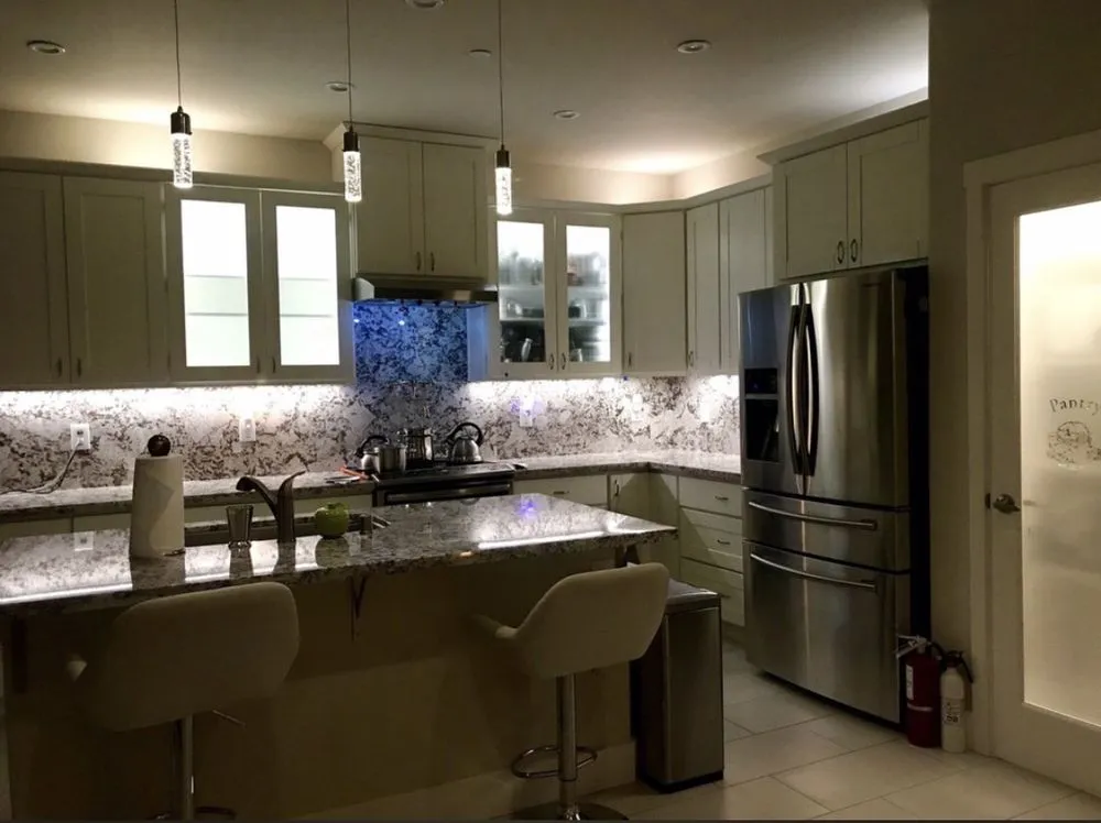 Emergency electrician providing lighting installation in , 