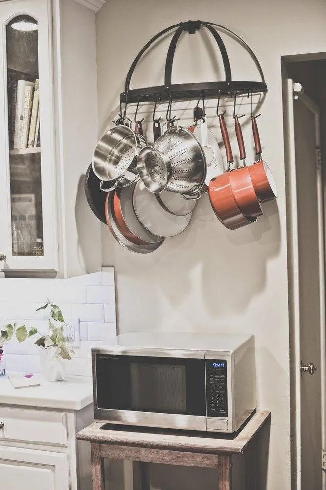 Expert electrician providing emergency electrical service in , 