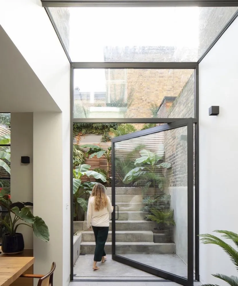 Slide of Zara Handyman