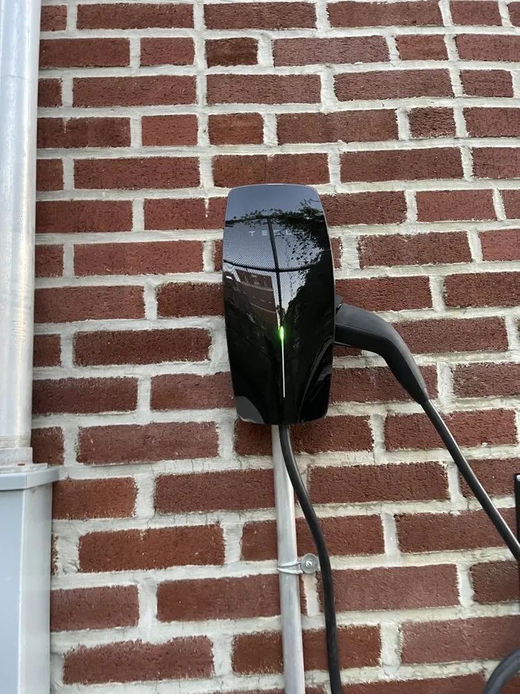 Emergency electrician providing electrical repair in , 