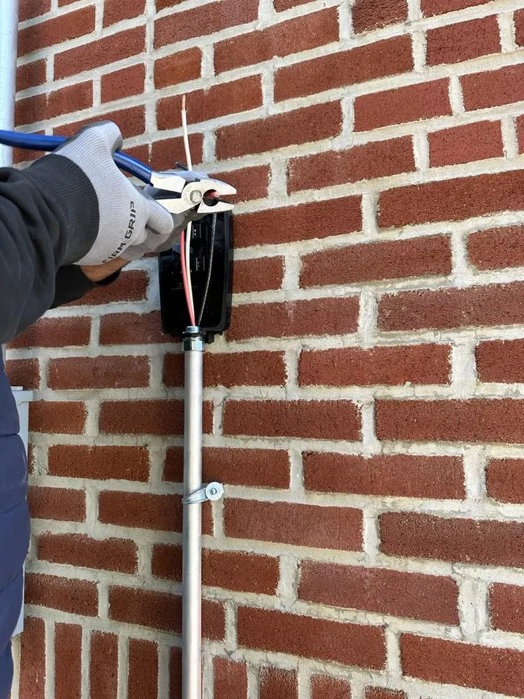 Expert electrician providing circuit breaker repair in , 