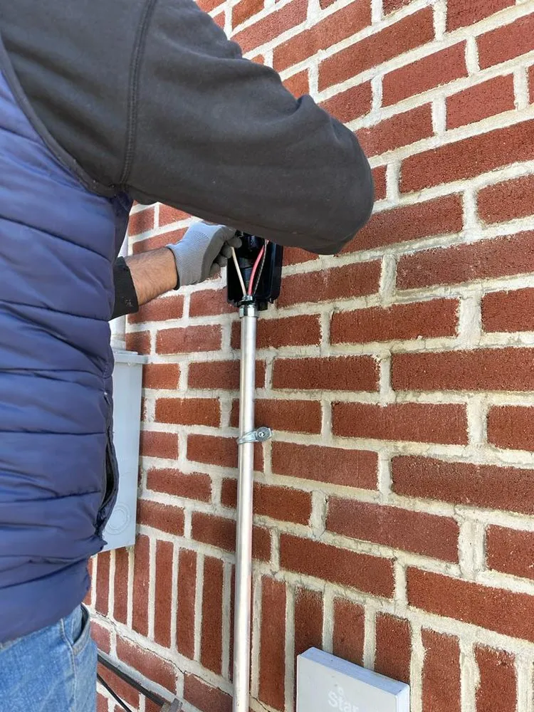 Emergency electrician providing wiring installation in , 