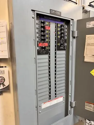 Zoe’s Mobile Electrician Services Logo