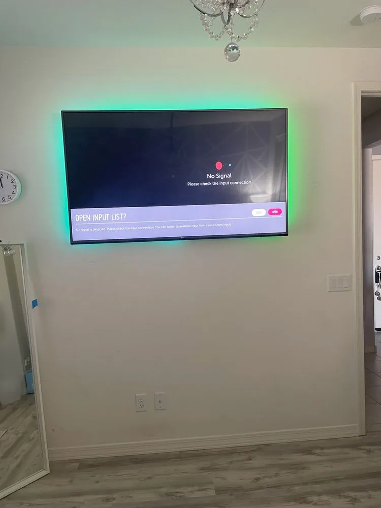 Emergency electrician providing electrical repair in , 